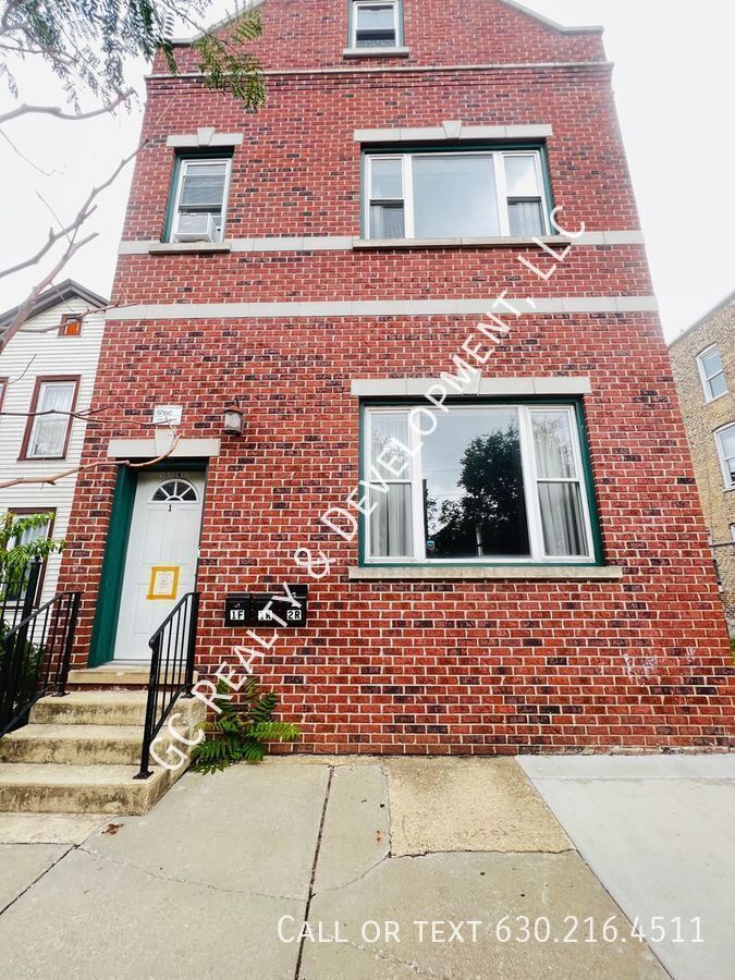 *** 1/2 MO RENT FREE / PILSEN LOCATION / 3 BEDROOMS / 1 BATH /APPL INLC / PARKING SPACE INCL / FREE LAUNDRY *** property image
