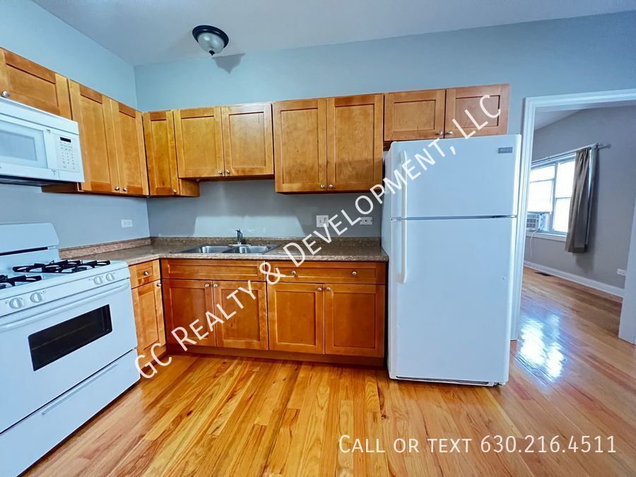 *** 1/2 MO RENT FREE / PILSEN LOCATION / 3 BEDROOMS / 1 BATH /APPL INLC / PARKING SPACE INCL / FREE LAUNDRY *** property image
