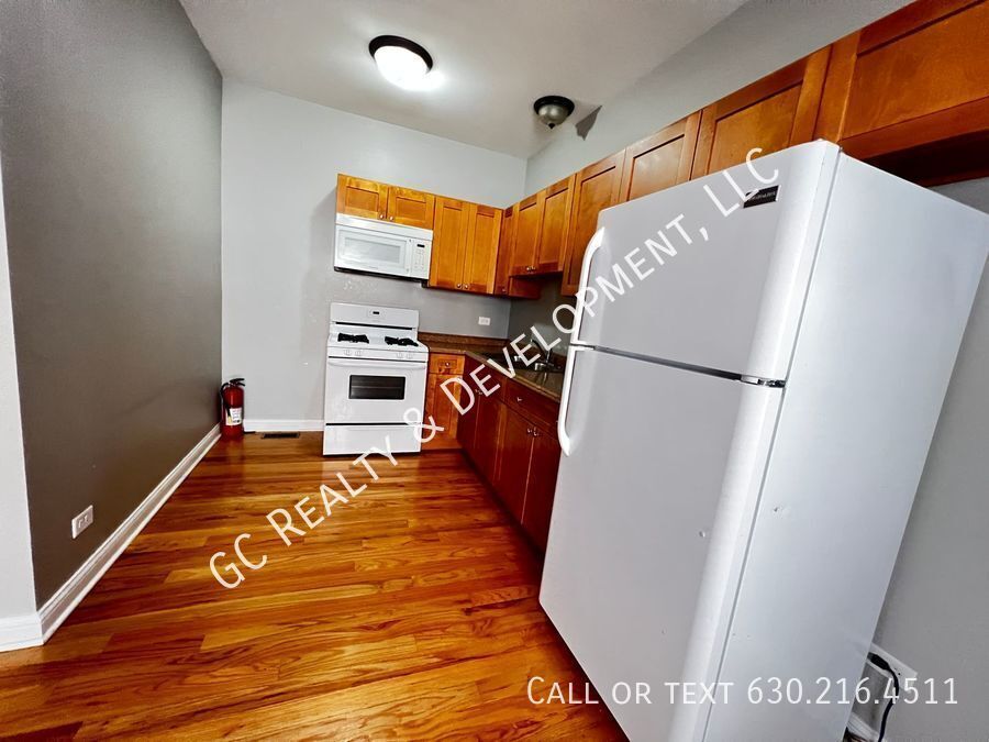 *** 1/2 MO RENT FREE / PILSEN LOCATION / 3 BEDROOMS / 1 BATH /APPL INLC / PARKING SPACE INCL / FREE LAUNDRY *** property image