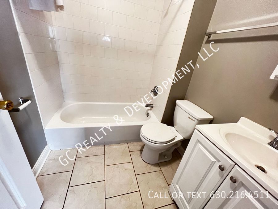 *** 1/2 MO RENT FREE / PILSEN LOCATION / 3 BEDROOMS / 1 BATH /APPL INLC / PARKING SPACE INCL / FREE LAUNDRY *** property image