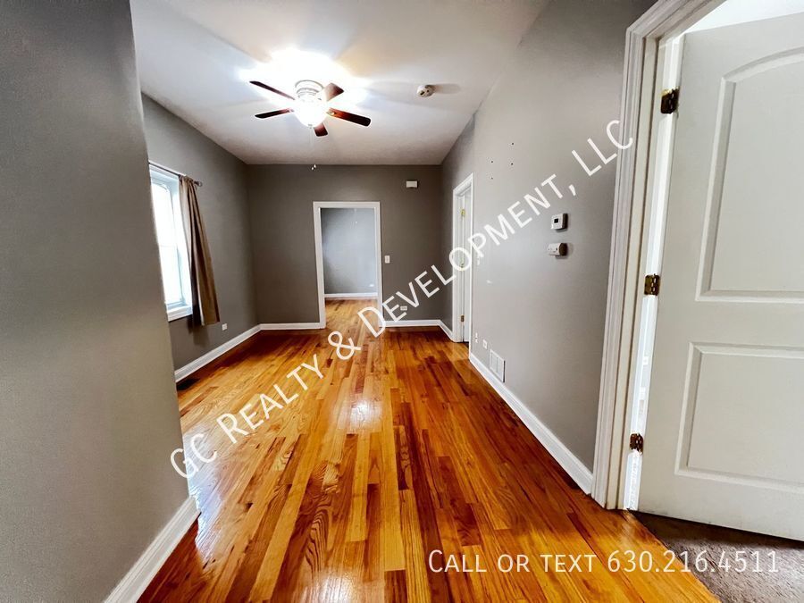*** 1/2 MO RENT FREE / PILSEN LOCATION / 3 BEDROOMS / 1 BATH /APPL INLC / PARKING SPACE INCL / FREE LAUNDRY *** property image