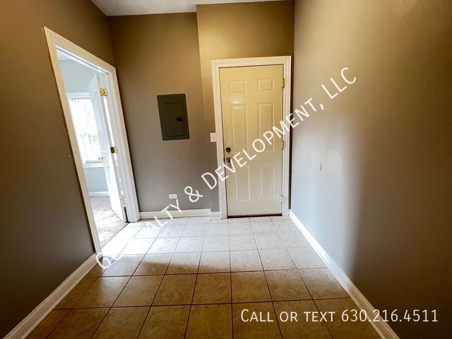 *** 1/2 MO RENT FREE / PILSEN LOCATION / 3 BEDROOMS / 1 BATH /APPL INLC / PARKING SPACE INCL / FREE LAUNDRY *** property image
