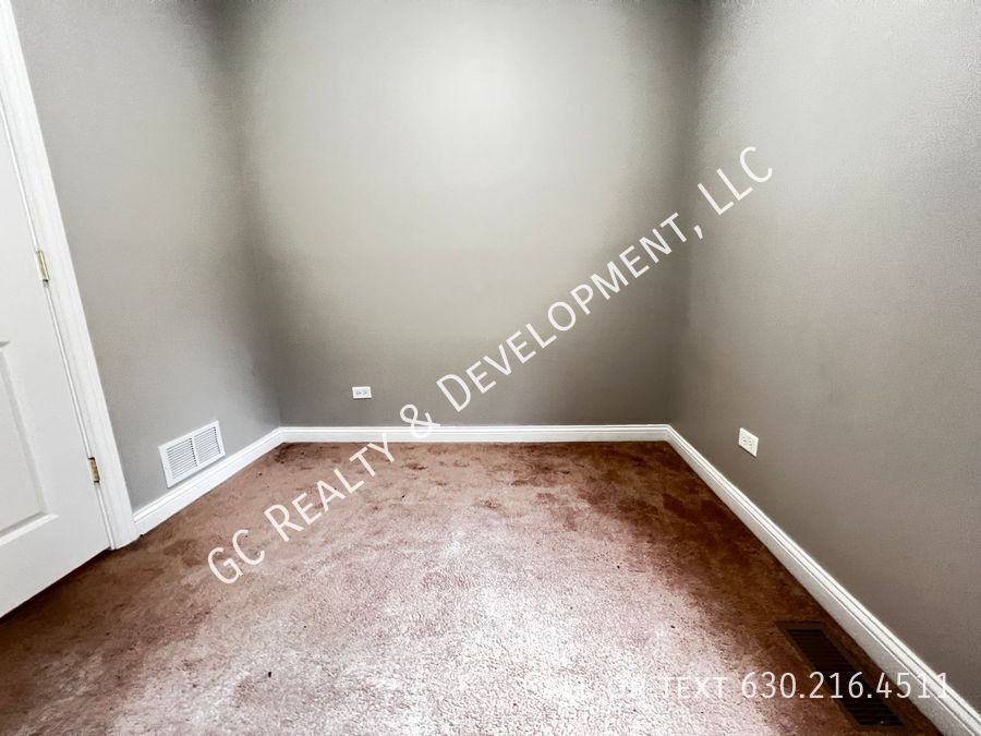 *** 1/2 MO RENT FREE / PILSEN LOCATION / 3 BEDROOMS / 1 BATH /APPL INLC / PARKING SPACE INCL / FREE LAUNDRY *** property image