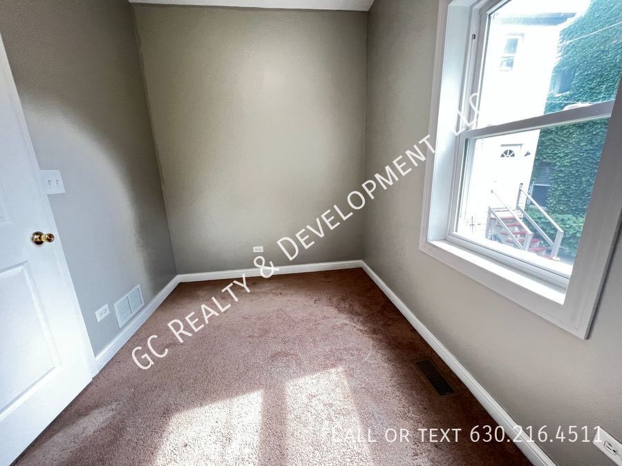 *** 1/2 MO RENT FREE / PILSEN LOCATION / 3 BEDROOMS / 1 BATH /APPL INLC / PARKING SPACE INCL / FREE LAUNDRY *** property image