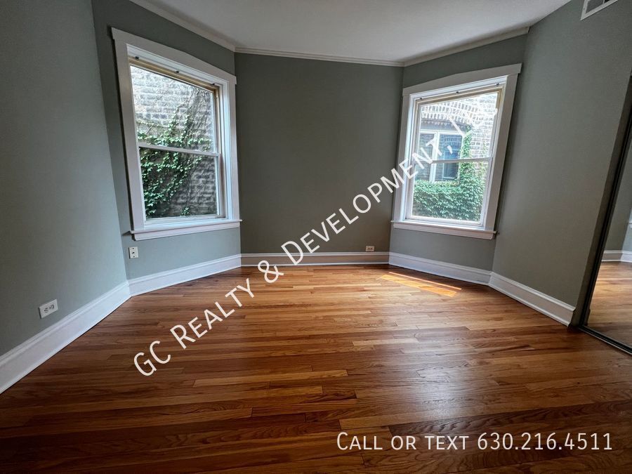 ***  ROGERS PARK / 3 BDRM - 2 BTH / OVER 1400 SQ FT / SS APPL INCLUDED / LAUNDRY IN BUILDING *** property image