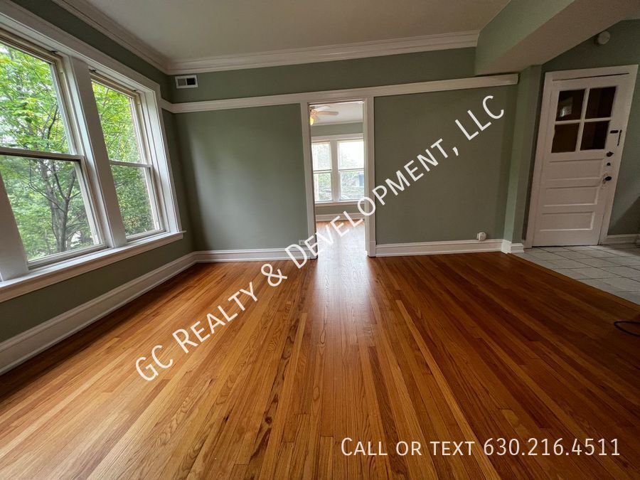 ***  ROGERS PARK / 3 BDRM - 2 BTH / OVER 1400 SQ FT / SS APPL INCLUDED / LAUNDRY IN BUILDING *** property image