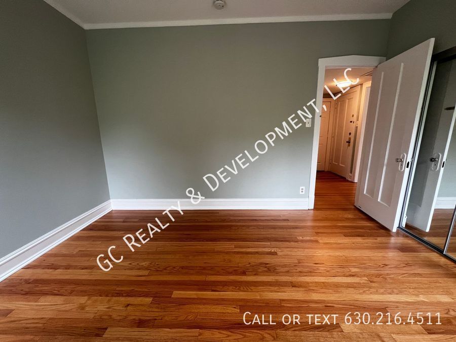***  ROGERS PARK / 3 BDRM - 2 BTH / OVER 1400 SQ FT / SS APPL INCLUDED / LAUNDRY IN BUILDING *** property image