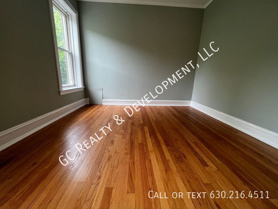 ***  ROGERS PARK / 3 BDRM - 2 BTH / OVER 1400 SQ FT / SS APPL INCLUDED / LAUNDRY IN BUILDING *** property image