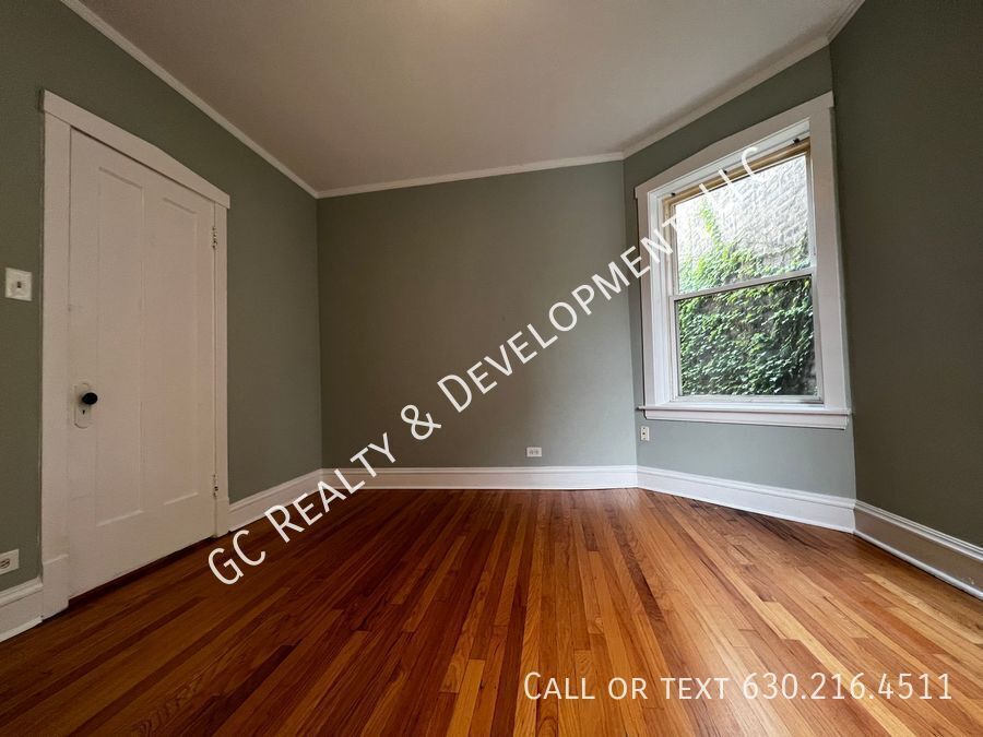 ***  ROGERS PARK / 3 BDRM - 2 BTH / OVER 1400 SQ FT / SS APPL INCLUDED / LAUNDRY IN BUILDING *** property image