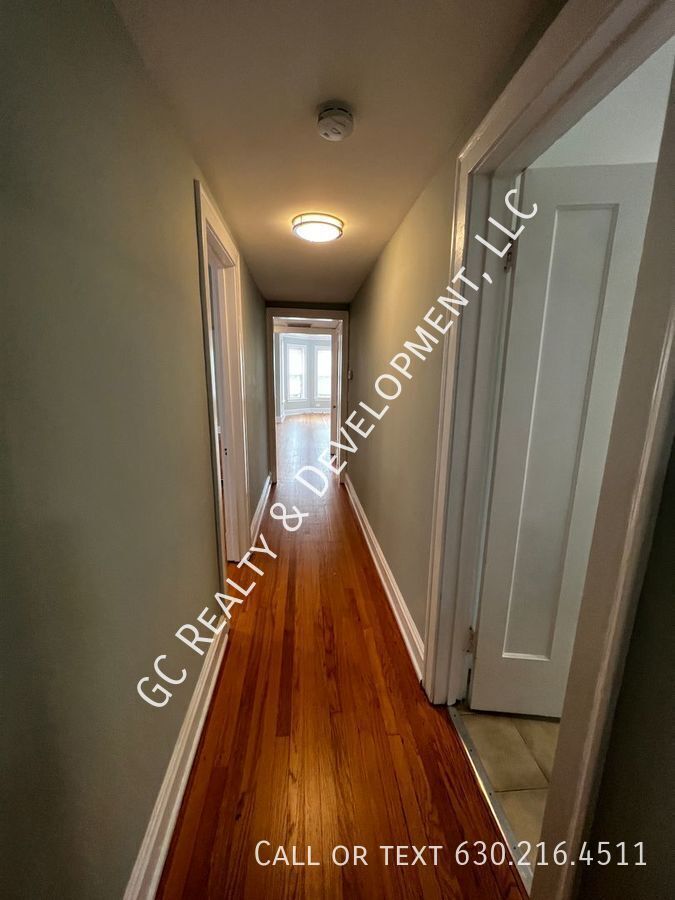 ***  ROGERS PARK / 3 BDRM - 2 BTH / OVER 1400 SQ FT / SS APPL INCLUDED / LAUNDRY IN BUILDING *** property image