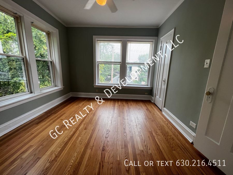 ***  ROGERS PARK / 3 BDRM - 2 BTH / OVER 1400 SQ FT / SS APPL INCLUDED / LAUNDRY IN BUILDING *** property image