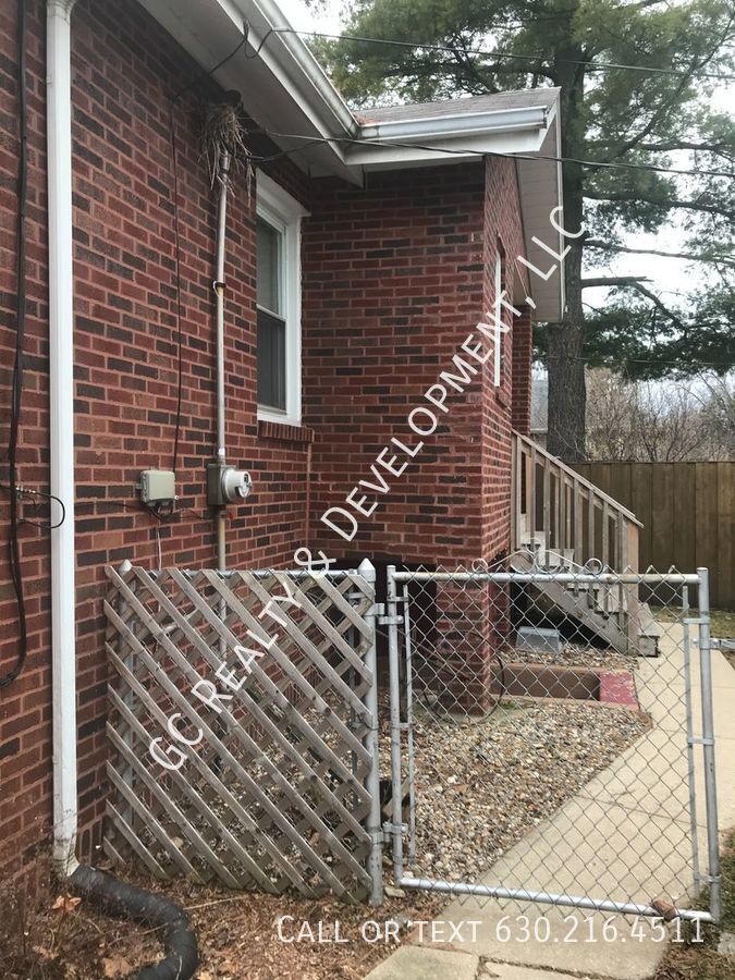 *** COMING SOON - AVAIL 01/01/26! / 2 BDRM / GRANITE / STAINLESS / HARDWOOD / LRG FENCED YARD / DETACHED GARAGE *** property image