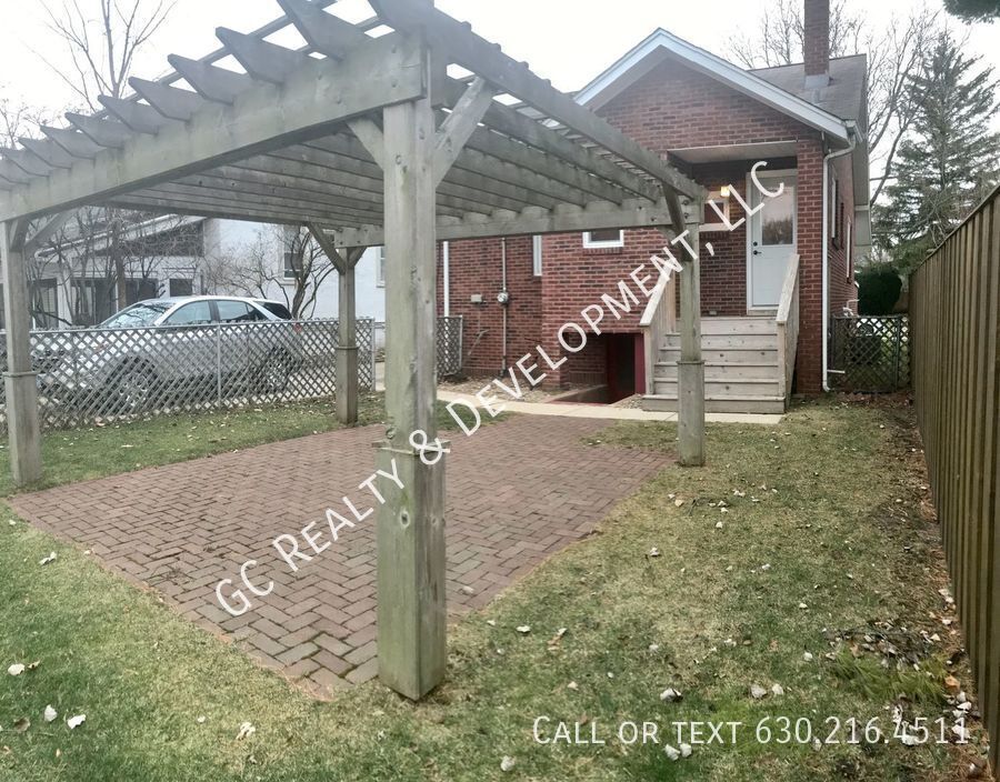 *** COMING SOON - AVAIL 01/01/26! / 2 BDRM / GRANITE / STAINLESS / HARDWOOD / LRG FENCED YARD / DETACHED GARAGE *** property image