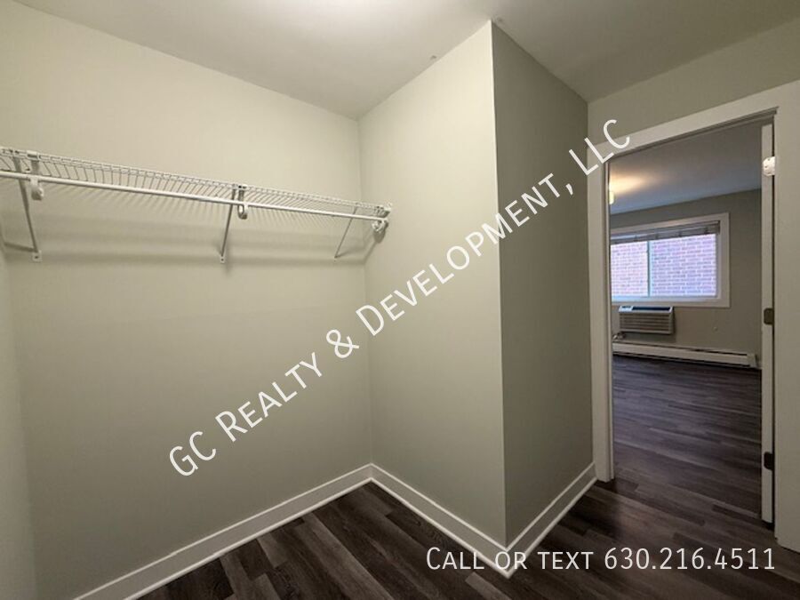*** RECENTLY UPDATED / IN UNIT LAUNDRY / TENANT ONLY PAYS ELECTRIC / SS APPL *** property image