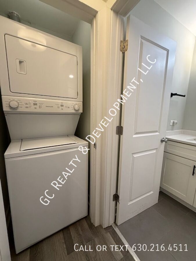*** RECENTLY UPDATED / IN UNIT LAUNDRY / TENANT ONLY PAYS ELECTRIC / SS APPL *** property image