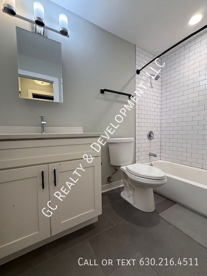 *** RECENTLY UPDATED / IN UNIT LAUNDRY / TENANT ONLY PAYS ELECTRIC / SS APPL *** property image