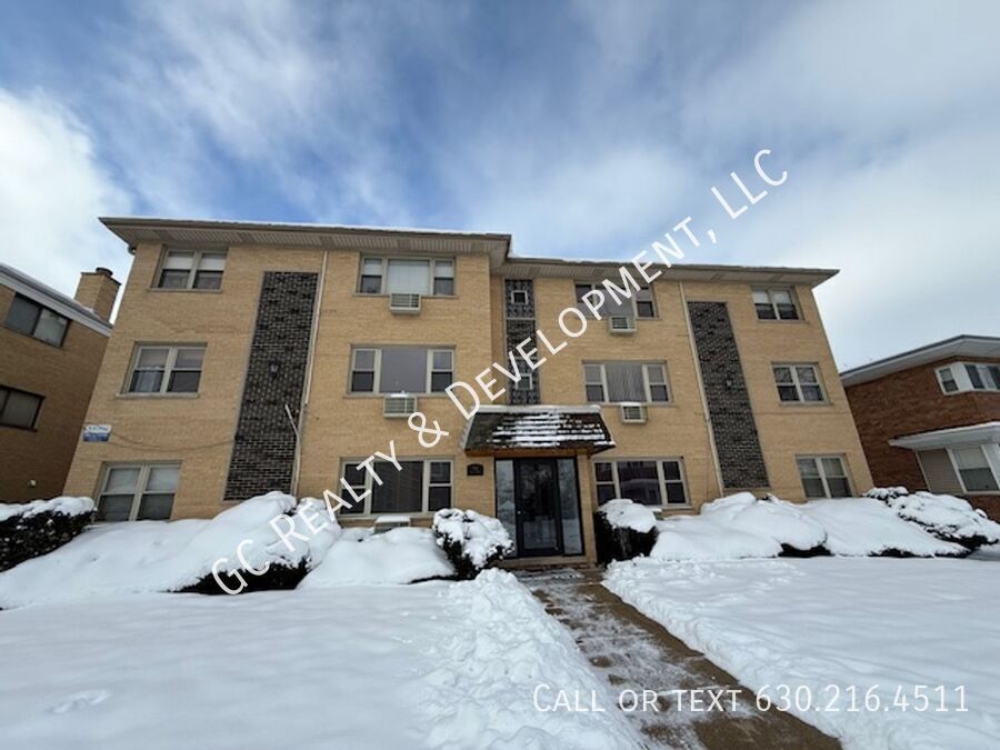 *** 1 BDRM / ASSIGNED PARKING SPOT / WALK TO TRAIN / LAUNDRY ON SITE / STORAGE UNIT *** property image