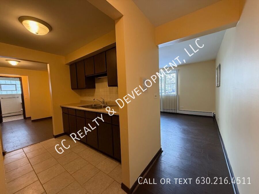 *** 1 BDRM / ASSIGNED PARKING SPOT / WALK TO TRAIN / LAUNDRY ON SITE / STORAGE UNIT *** property image