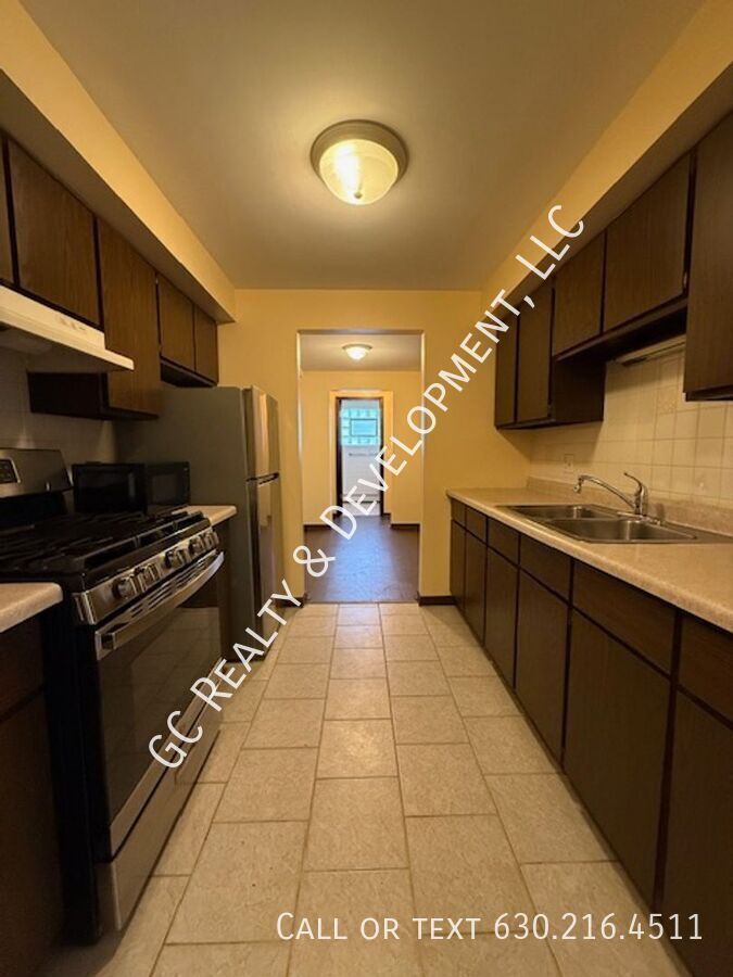 *** 1 BDRM / ASSIGNED PARKING SPOT / WALK TO TRAIN / LAUNDRY ON SITE / STORAGE UNIT *** property image