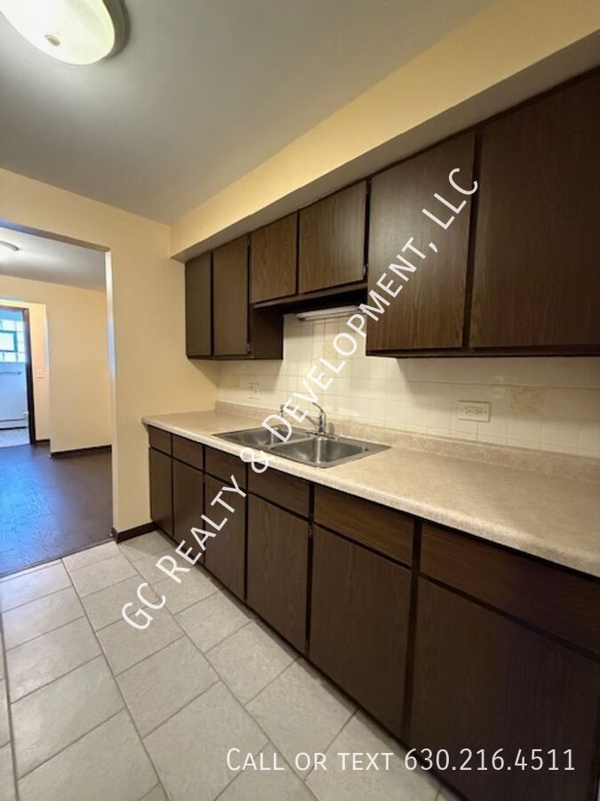 *** 1 BDRM / ASSIGNED PARKING SPOT / WALK TO TRAIN / LAUNDRY ON SITE / STORAGE UNIT *** property image