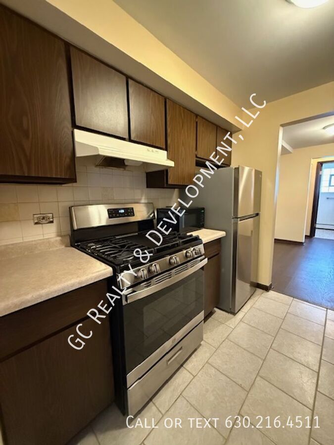 *** 1 BDRM / ASSIGNED PARKING SPOT / WALK TO TRAIN / LAUNDRY ON SITE / STORAGE UNIT *** property image