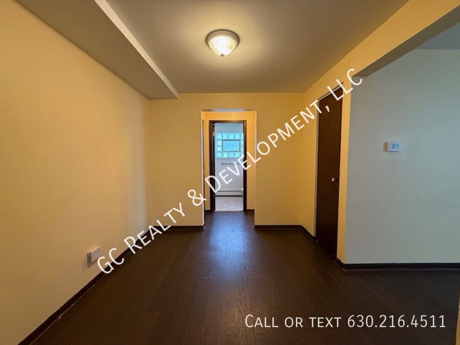 *** 1 BDRM / ASSIGNED PARKING SPOT / WALK TO TRAIN / LAUNDRY ON SITE / STORAGE UNIT *** property image