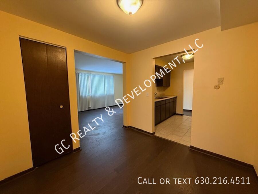 *** 1 BDRM / ASSIGNED PARKING SPOT / WALK TO TRAIN / LAUNDRY ON SITE / STORAGE UNIT *** property image