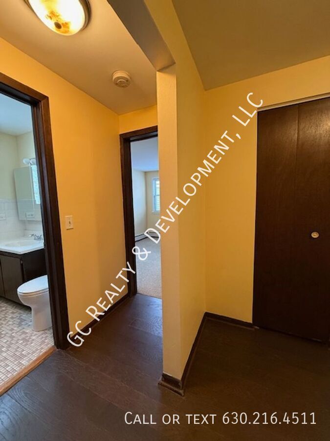 *** 1 BDRM / ASSIGNED PARKING SPOT / WALK TO TRAIN / LAUNDRY ON SITE / STORAGE UNIT *** property image