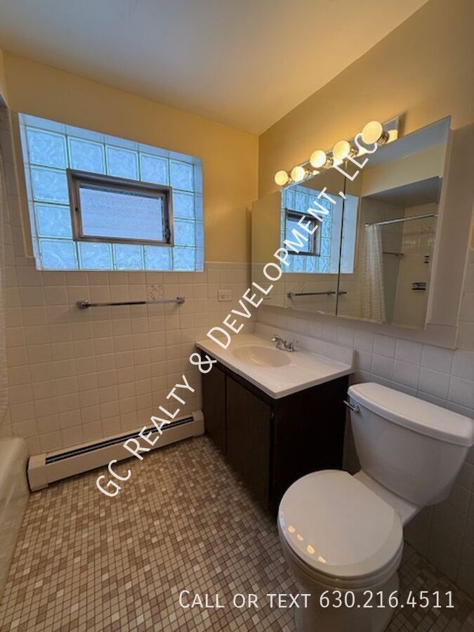 *** 1 BDRM / ASSIGNED PARKING SPOT / WALK TO TRAIN / LAUNDRY ON SITE / STORAGE UNIT *** property image