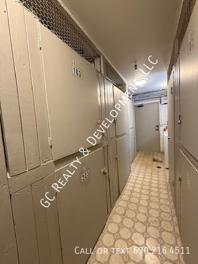 *** 1 BDRM / ASSIGNED PARKING SPOT / WALK TO TRAIN / LAUNDRY ON SITE / STORAGE UNIT *** property image