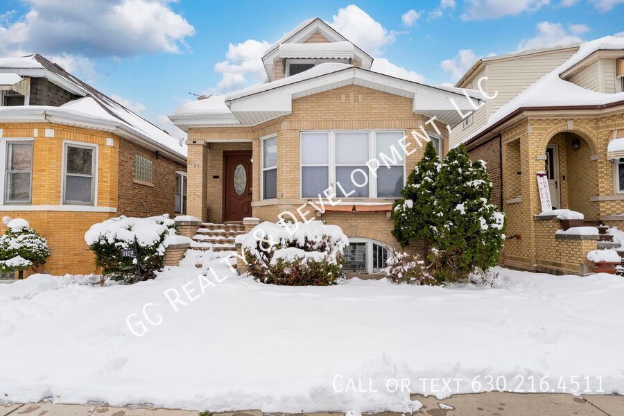 *** 3 BDRM - 2.5 BATH / IN UNIT LAUNDRY / DETACHED GARAGE / BASEMENT / WALK TO TRAIN *** property image