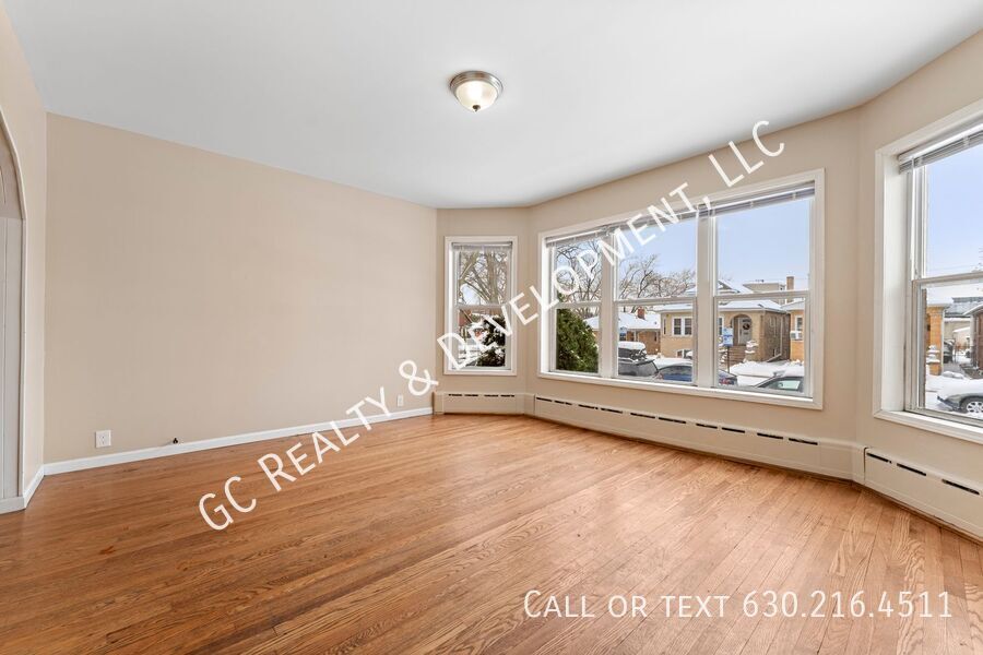 *** 3 BDRM - 2.5 BATH / IN UNIT LAUNDRY / DETACHED GARAGE / BASEMENT / WALK TO TRAIN *** property image