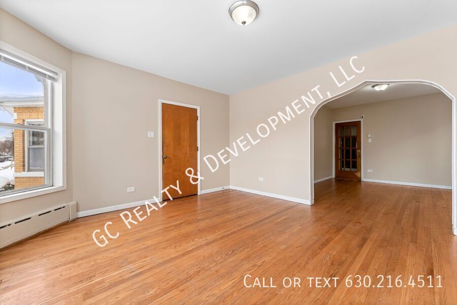 *** 3 BDRM - 2.5 BATH / IN UNIT LAUNDRY / DETACHED GARAGE / BASEMENT / WALK TO TRAIN *** property image