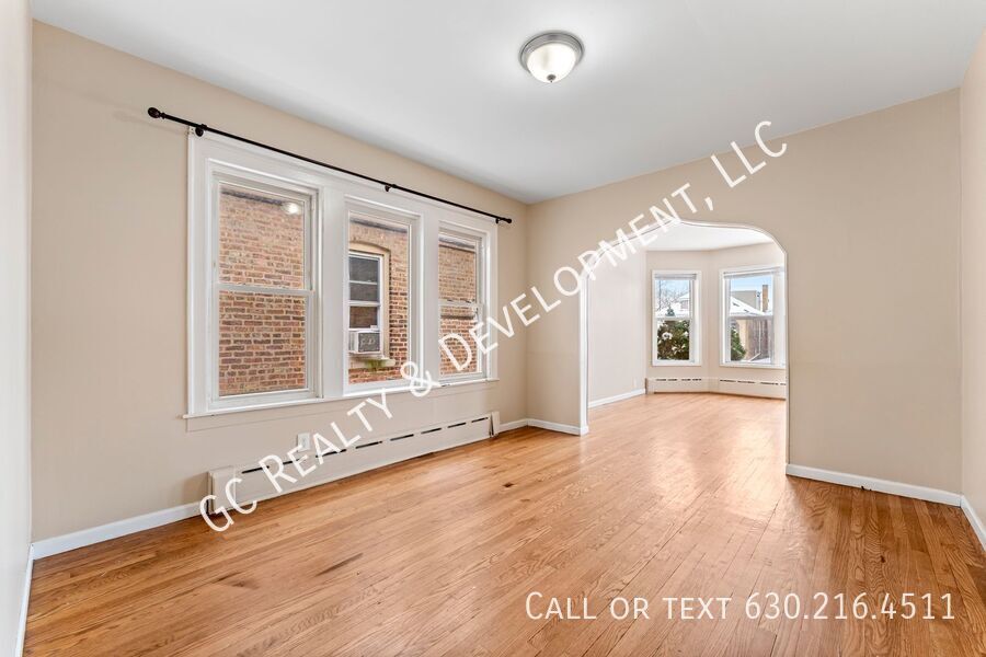 *** 3 BDRM - 2.5 BATH / IN UNIT LAUNDRY / DETACHED GARAGE / BASEMENT / WALK TO TRAIN *** property image