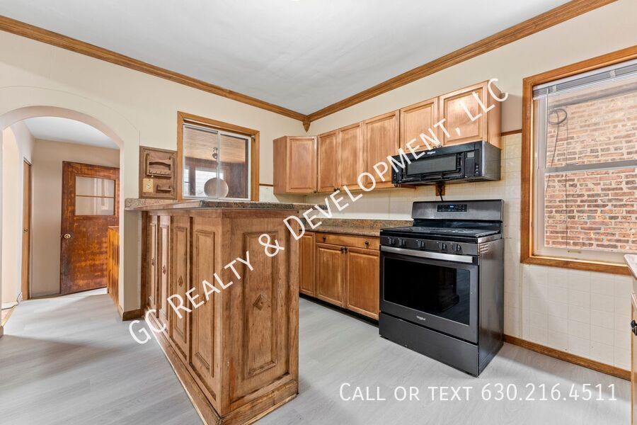 *** 3 BDRM - 2.5 BATH / IN UNIT LAUNDRY / DETACHED GARAGE / BASEMENT / WALK TO TRAIN *** property image