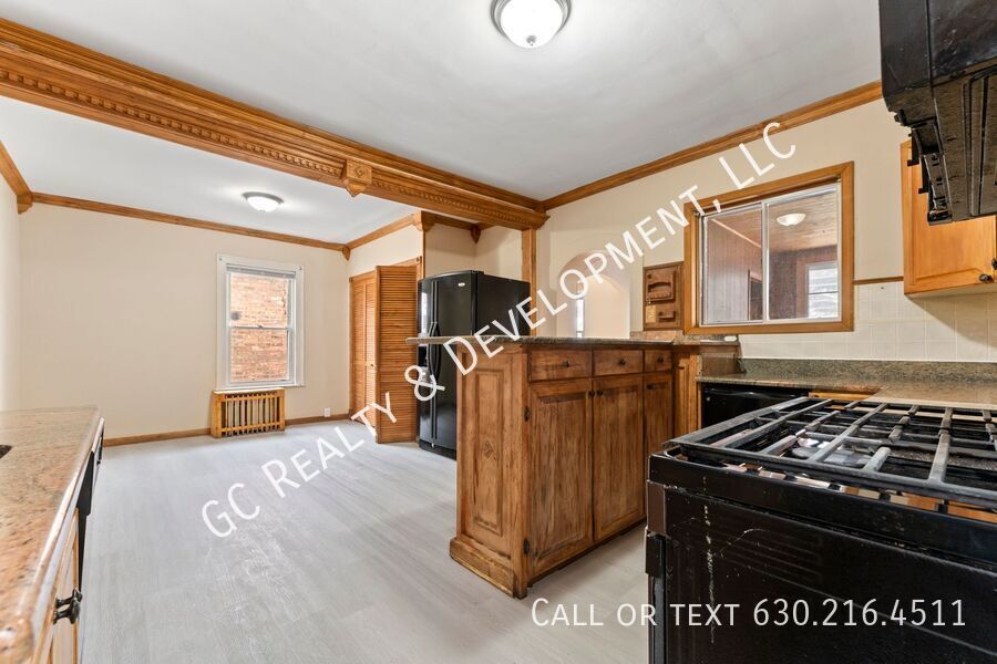 *** 3 BDRM - 2.5 BATH / IN UNIT LAUNDRY / DETACHED GARAGE / BASEMENT / WALK TO TRAIN *** property image