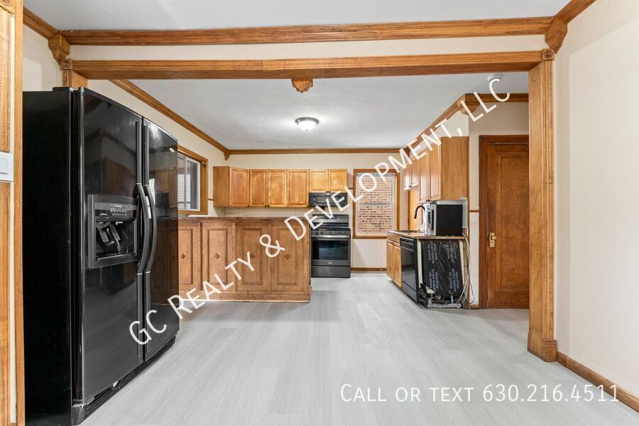 *** 3 BDRM - 2.5 BATH / IN UNIT LAUNDRY / DETACHED GARAGE / BASEMENT / WALK TO TRAIN *** property image