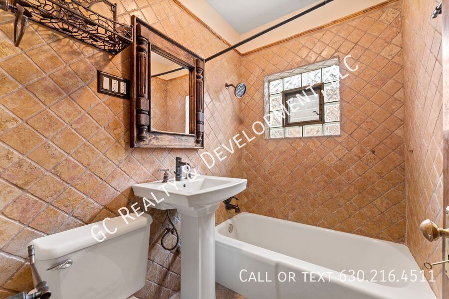 *** 3 BDRM - 2.5 BATH / IN UNIT LAUNDRY / DETACHED GARAGE / BASEMENT / WALK TO TRAIN *** property image