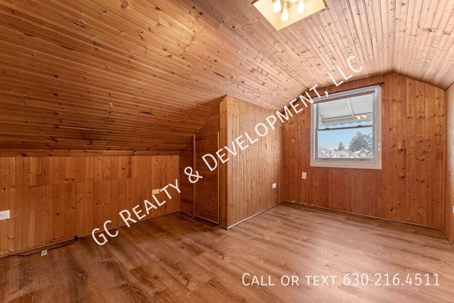 *** 3 BDRM - 2.5 BATH / IN UNIT LAUNDRY / DETACHED GARAGE / BASEMENT / WALK TO TRAIN *** property image