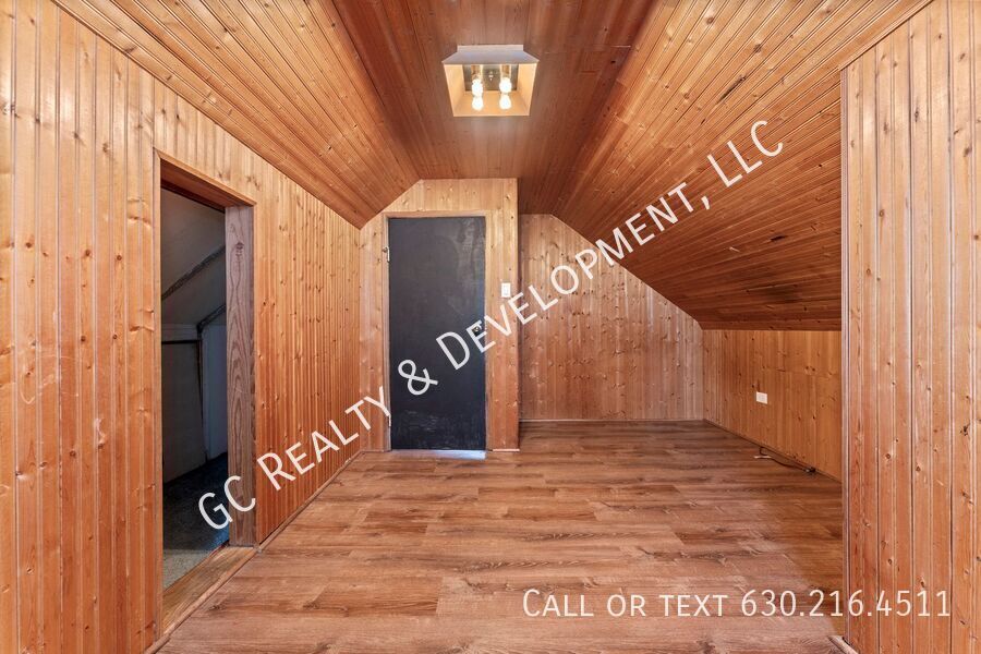 *** 3 BDRM - 2.5 BATH / IN UNIT LAUNDRY / DETACHED GARAGE / BASEMENT / WALK TO TRAIN *** property image