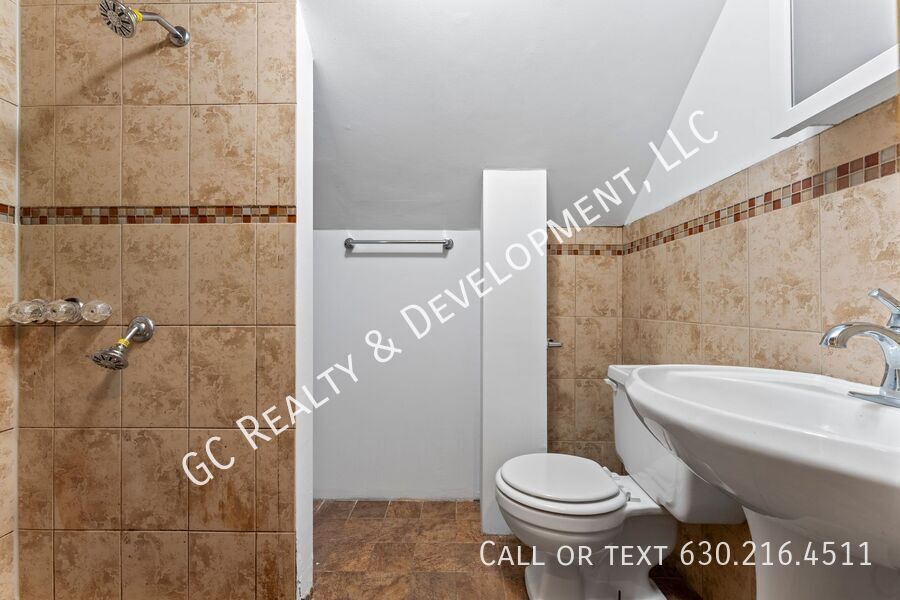 *** 3 BDRM - 2.5 BATH / IN UNIT LAUNDRY / DETACHED GARAGE / BASEMENT / WALK TO TRAIN *** property image