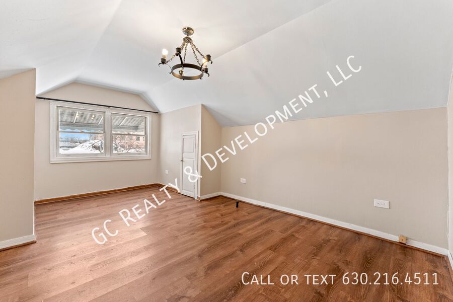 *** 3 BDRM - 2.5 BATH / IN UNIT LAUNDRY / DETACHED GARAGE / BASEMENT / WALK TO TRAIN *** property image