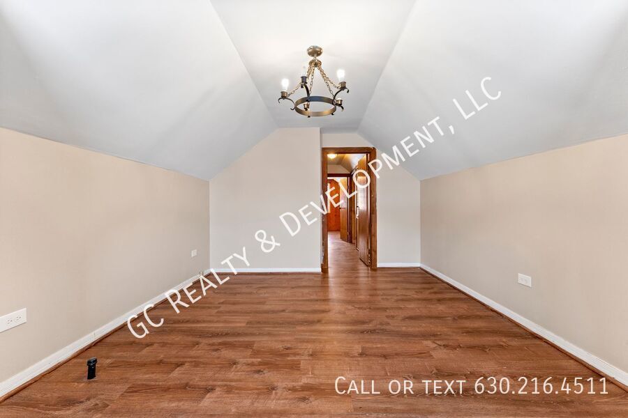 *** 3 BDRM - 2.5 BATH / IN UNIT LAUNDRY / DETACHED GARAGE / BASEMENT / WALK TO TRAIN *** property image
