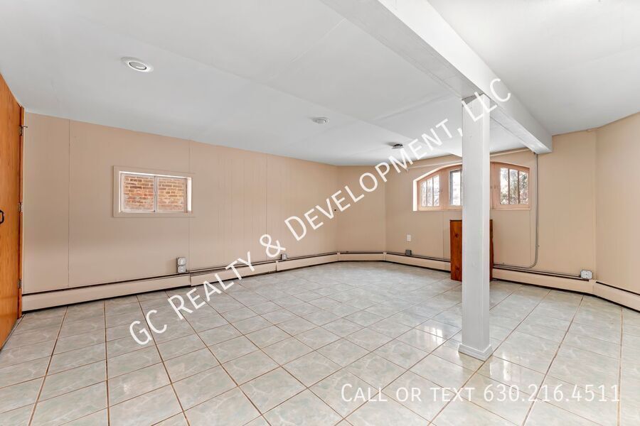 *** 3 BDRM - 2.5 BATH / IN UNIT LAUNDRY / DETACHED GARAGE / BASEMENT / WALK TO TRAIN *** property image