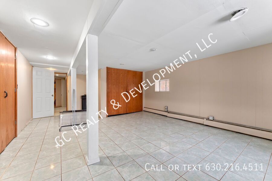 *** 3 BDRM - 2.5 BATH / IN UNIT LAUNDRY / DETACHED GARAGE / BASEMENT / WALK TO TRAIN *** property image