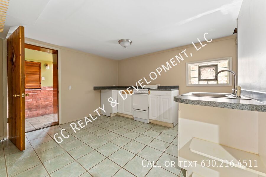 *** 3 BDRM - 2.5 BATH / IN UNIT LAUNDRY / DETACHED GARAGE / BASEMENT / WALK TO TRAIN *** property image