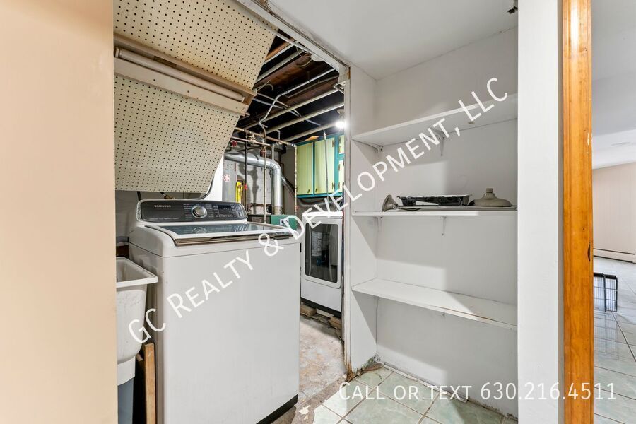 *** 3 BDRM - 2.5 BATH / IN UNIT LAUNDRY / DETACHED GARAGE / BASEMENT / WALK TO TRAIN *** property image