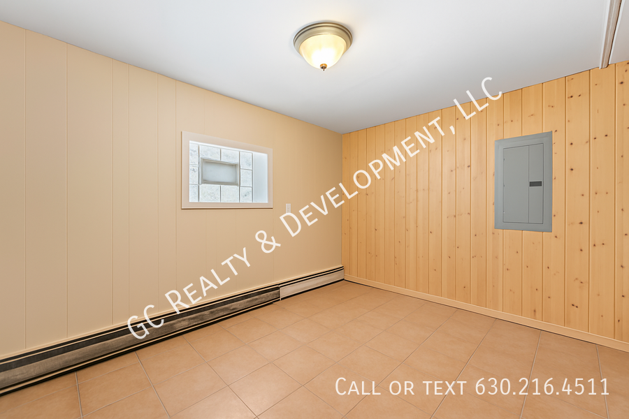 *** 3 BDRM - 2.5 BATH / IN UNIT LAUNDRY / DETACHED GARAGE / BASEMENT / WALK TO TRAIN *** property image