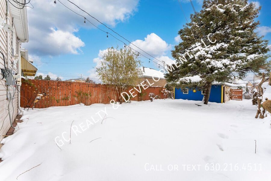 *** 3 BDRM - 2.5 BATH / IN UNIT LAUNDRY / DETACHED GARAGE / BASEMENT / WALK TO TRAIN *** property image