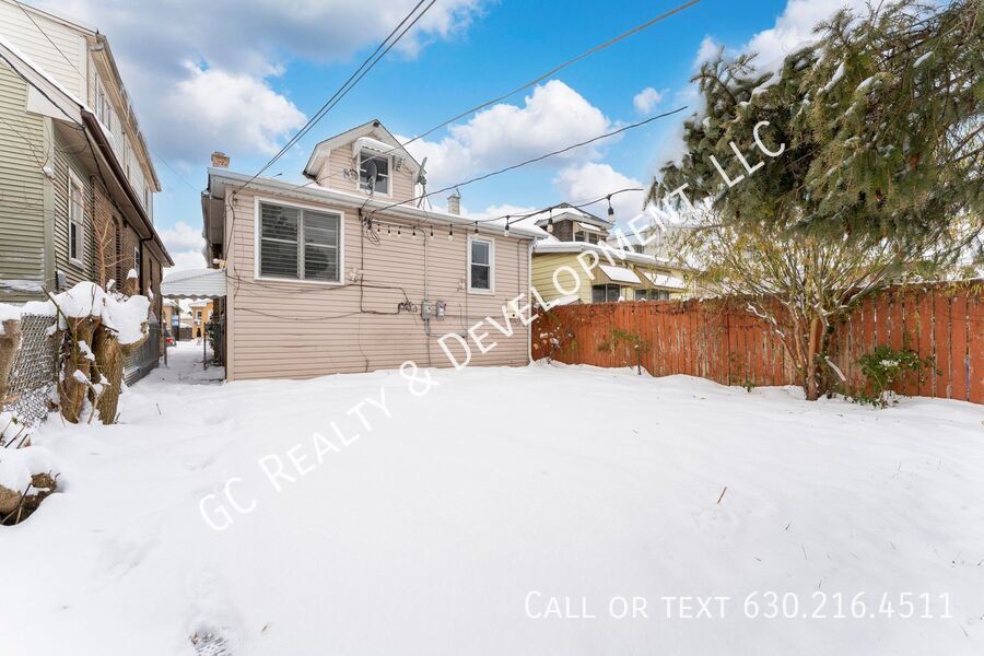 *** 3 BDRM - 2.5 BATH / IN UNIT LAUNDRY / DETACHED GARAGE / BASEMENT / WALK TO TRAIN *** property image